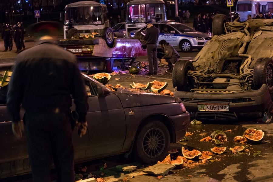 Сотрудники полиции осматривают последствия массовых беспорядков в московском районе Бирюлево